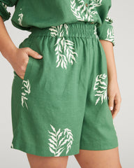 Juniper Linen Easy Pull-On Shorts - Beachgrass Print in Green