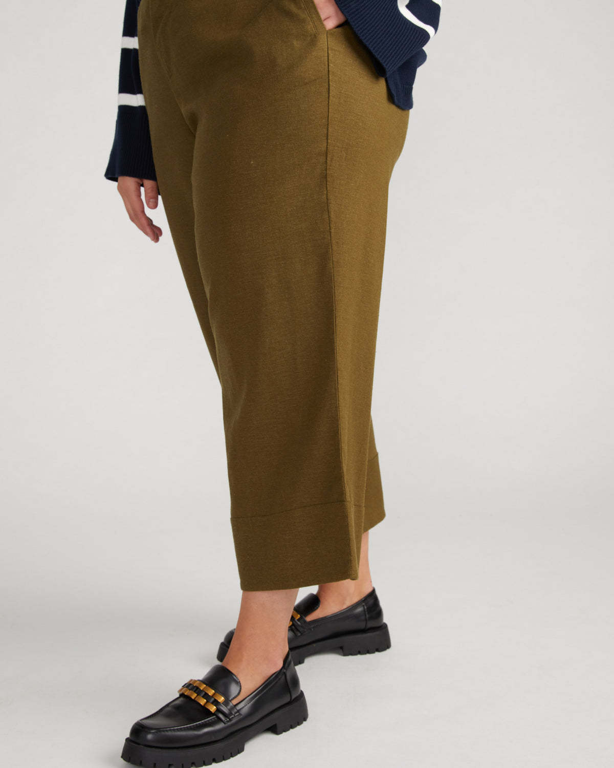 Courtyard Linen Capris - Budding Stem